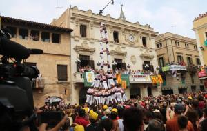 Pla general del 2 de 9 amb folre i manilles carregat pels Minyons de Terrassa a la diada castellera de Sant Fèlix