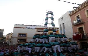 Pla general del 2 de 9 amb folre i manilles descarregat pels Castellers de Vilafranca en la segona ronda de la diada de la festa major del Catllar. AC