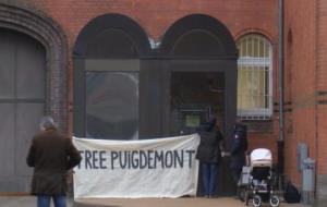 Pla general del 25 de març del 2018 de la pancarta amb el lema en anglès 'Llibertat Puigdemont' davant la presó alemanya de Neumünster. RUPTLY