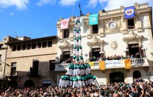 Pla general del 3 de 10 amb folre i manilles descarregat pels Castellers de Vilafranca a la diada de Tots Sants 2018. ACN