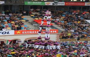 Pla general del 3 de 9 amb folre descarregat pels Moixiganguers d'Igualada en la segona ronda del Concurs de Castells. ACN