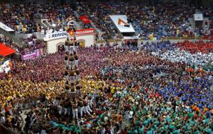 Pla general del 3 de 9 amb folre descarregat pels Xiquets de Reus en la segona ronda del Concurs de Castells