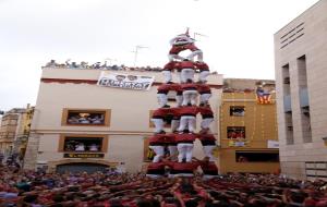 Pla general del 4 de 9 sense folre descarregat per la Colla Vella dels Xiquets de Valls en la segona ronda de la diada castellera del Catllar