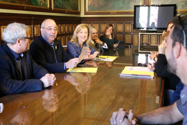 Pla general del conseller d'Ensenyament, Josep Bargalló, en una reunió amb el govern de Vilanova i representants de la comunitat educativa local. ACN