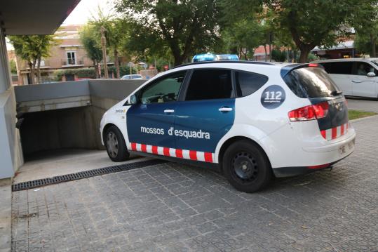 Pla general del cotxe dels Mossos d'Esquadra que trasllada el detingut per la mort de la nena de 13 anys de Vilanova entrant als jutjats. ACN