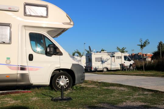 Pla general del pàrquing de caravanes de Cubelles, amb una autocaravana en primer terme. ACN