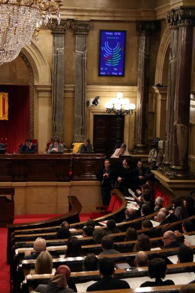 Pla general del ple del Parlament amb la votació conjunta de JxCat, ERC i CUP, l'1 de març de 2018. ACN