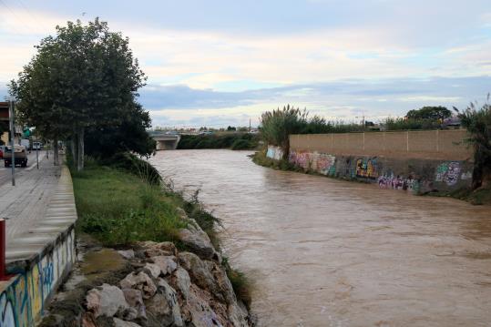 Pla general del riu Foix al tram final, a l'altura de Cubelles, inusualment ple d'aigua a causa del temporal del 14 d'octubre de 2018. ACN