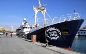 Pla general del vaixell 'Golf Azzurro', de Proactiva Open Arms, preparat per sortir des del Moll d'Espanya de Barcelona. ACN