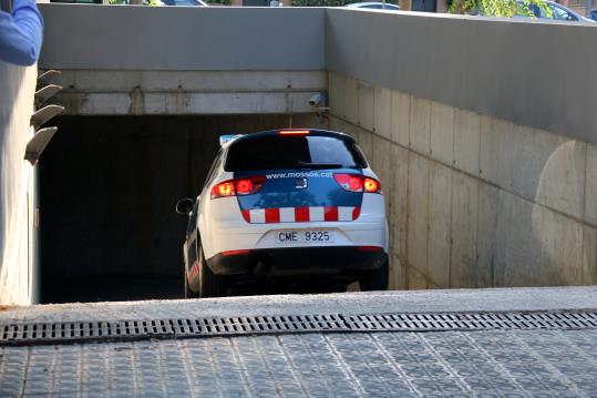 Pla general del vehicle dels Mossos d'Esquadra que trasllada el detingut pel crim de la menor de Vilanova i la Geltrú accedint a l'edifici dels jutjat