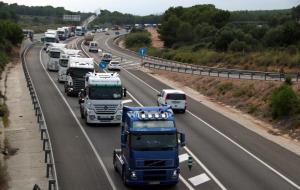 Pla general dels camions durant la marxa lenta a l'N-340 direcció a l'entrada de l'AP7 a Altafulla. ACN