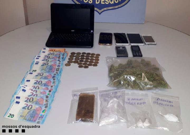 Pla general dels diners, la droga i altres efectes intervinguts pels Mossos d'Esquadra en un forn de pa de Cunit. Mossos d'Esquadra