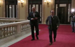 Pla general dels diputats de JxCAT Eduard Pujol i Jordi Turull als passadissos del Parlament. ACN