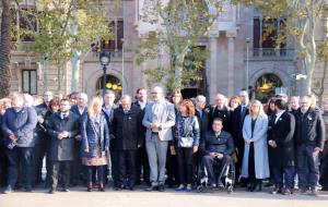 Pla general dels membres del Govern i dels diputats que han acompanyat l'alcaldessa Neus Lloveras i el conseller Miquel Buch fins a les portes del TSJ