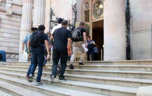Pla general dels nou acusats pel 'cas Montoro' accedint a l'Audiència de Barcelona, el 25 de juny de 2018 . ACN