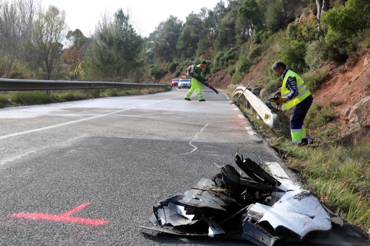 Pla general dels operaris treballant en el lloc de l'accident de trànsit. 17 de desembre del 2018. ACN