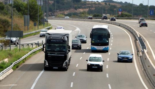 Pla general d'un camió i vehicles a l'A-P7 a l'alçada del peatge d'Altafulla. ACN