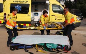 Pla general d'un equip del SEM en el simulacre d'atenció de pacient amb lesió medul·lar . ACN