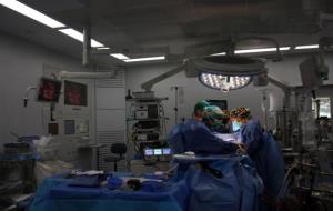 Pla general d'un quiròfan amb un equip de metges operant del cor al nou bloc quirúrgic de la Vall d'Hebron el 21 de setembre de 2016. ACN