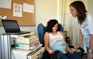 Pla general d'un registre a una dona embarassada a l'hospital Santa Caterina de Salt en una fotografia cedida a l'ACN publicada el 2 de maig del 2018.