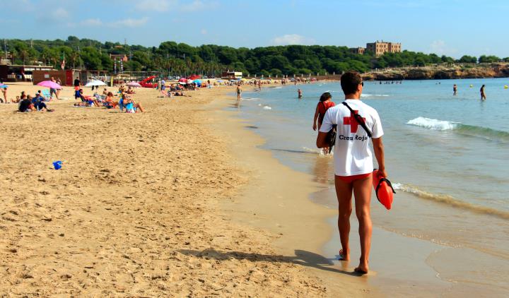 Pla general d'un socorrista de la Creu Roja vigilant a la platja de l'Arrabassada de Tarragona aquest estiu. ACN