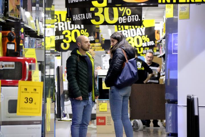 Pla general d'una parella en una botiga d'electrodomèstics el 'Black Friday'. ACN