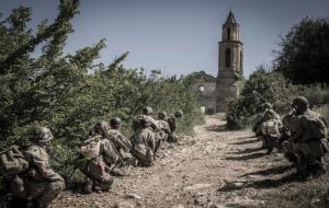 Pla general d'una recreació de la batalla de Carenten al poble abandonat de Marmellar. Mirasud Producciones