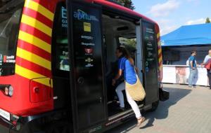 Pla general d'una usuària accedint al bus autònom Èrica el 7 de setembre de 2018, en l'inici de la gira de la prova pilot a Sant Cugat. ACN