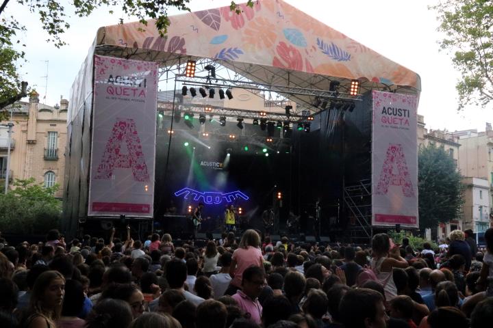 Pla general durant el concert de Búhos aquest divendres 31 d'agost durant l'Acustiqueta. ACN