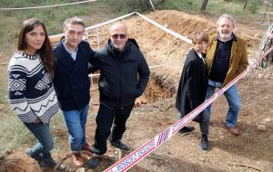 Pla general picat dels actors de 'La fossa' Núria Prim, Sergio Caballero, Nausica Bonnin i Blai Llopis, amb el director Agustí Vila al centre. ACN