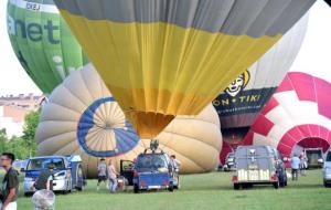 Pla generals d'alguns dels globus presents aquest dijous al matí. European Balloon Festival