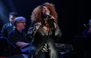 Pla mig de Gloria Gaynor actuant al festival Jardins de Terramar, el 3 d'agost de 2018 . ACN