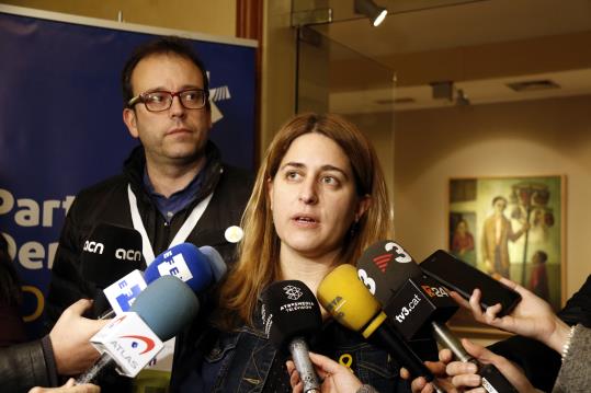 Pla mig de la coordinadora del PDeCAT, Marta Pascal, atenent els mitjans de comunicació abans d'entrar al Consell d'Acció Municipal a Vilafranca. ACN