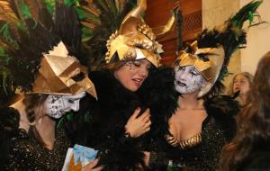 Pla mig de la Reina del Carnaval de Sitges, plorant desconsoladament per la mort del Carnestoltes