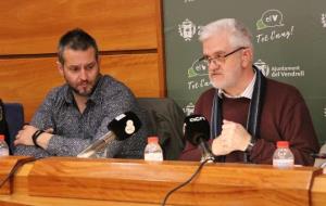 Pla mig de l'alcalde del Vendrell, Martí Carnicer, i el regidor de Governació, Rafel Gosálvez, en roda de premsa el 22 de març de 2018. ACN