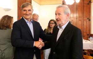 Pla mig de l'encaixada de mans entre Javier Pagès, president de la DO Cava escollit el 28 d'agost de 2018, i Pere Bonet, president sortint. ACN