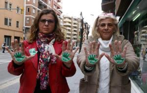 Pla mig de les responsables del sindicat Satse a Tarragona mostrant les enganxines de la nova campanya contra les agressions al personal d'infermeria.