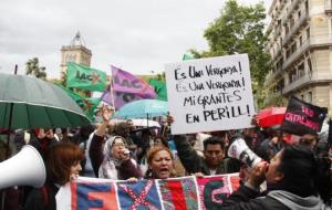 Pla mig del bloc Anti-racista a la manifestació de la CUP sota el lema 'Construïm un a República per a les treballadores'. ACN