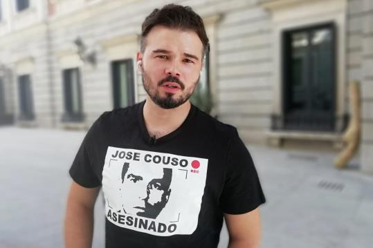 Pla mig del portaveu adjunt d'ERC, Gabriel Rufián, que ha rebut Aznar a la comissió del Congrés amb una samarreta en record del càmara José Couso. ACN
