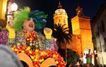 Pla mig del Rei Carnestoltes de Sitges en un últim suspir abans de ser traslladat per a l'enterrament, amb l'església de la Punta al fons. ACN