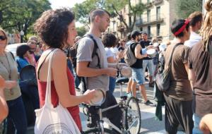 Pla mig dels assistents a la cassolada d'aquest 12-O a Girona, davant la comissaria de la policia espanyola. ACN