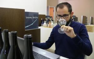 Pla mig d'un tastador de la Guia Peñín fent una prova de mostres de vins de la DO Penedès. Imatge del 17 de maig de 2018. ACN