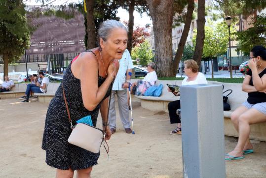 Pla mig d'una dona refrescant-se en una font de Figueres davant l'onada de calor aquest 2 d'agost de 2018. ACN