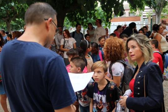Pla mig d'una mare i un mestre conversant abans de l'entrada dels alumnes a l'escola de Ferreries, a Tortosa. ACN