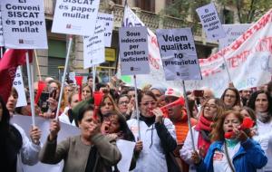 Pla mitjà d'alguns dels centenars de metges que s'han manifestat als carrers de Barcelona aquest 26 de novembre de 2018 amb les seves pancartes. ACN