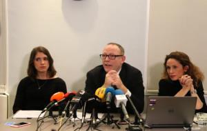 Pla mitjà de Jessica Jones, Ben Emmerson i Rachel Lindon, a la dreta, durant la roda de premsa al despatx Matrix Chambers de Londres. ACN
