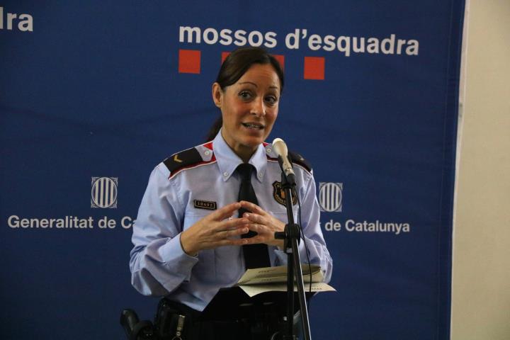 Pla mitjà de la caporal del Grup Central d'Atenció a la Víctima dels Mossos d’Esquadra, Andrea Garcia, durant la roda de premsa. ACN