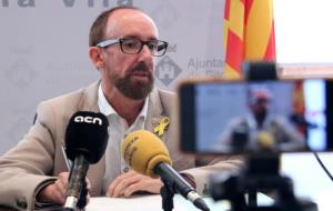 Pla mitjà de l'alcalde de Sitges, Miquel Forns, enfocat per un telèfon mòbil en una roda de premsa el 12 de novembre de 2018. ACN