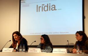 Pla mitjà de les representants d'Irídia Carla Vall, Eva Vidal i Sònia Olivella, durant la roda de premsa. ACN
