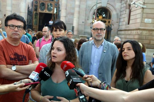 Pla mitjà de Rut Ribas (ERC) atenent els mitjans, amb Josep Riera i Aurora Madaula (JxCat), Maria Sirvent (CUP) i Joan Josep Nuet (CatECP) . ACN